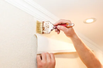 Pose de papier peint à Pioggiola — revêtements muraux et toiles de verre